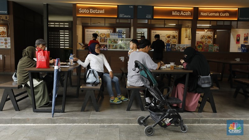 Suasana saat libur sekilah di Taman Mini Indonesia Indah (TMII), Jakarta, Rabu (24/12/2025). (CNBC Indonesia/Tri Susilo)