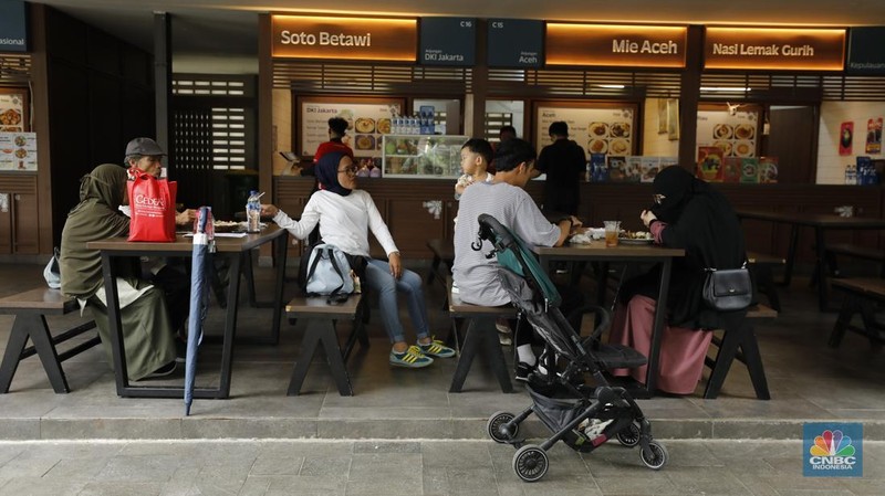Suasana saat libur sekilah di Taman Mini Indonesia Indah (TMII), Jakarta, Rabu (24/12/2025). (CNBC Indonesia/Tri Susilo)