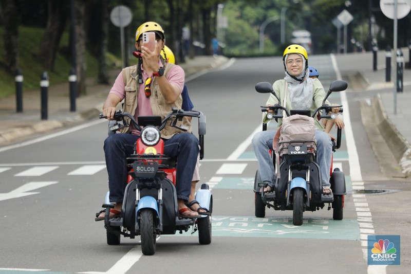 Suasana saat libur sekilah di Taman Mini Indonesia Indah (TMII), Jakarta, Rabu (24/12/2025). (CNBC Indonesia/Tri Susilo)