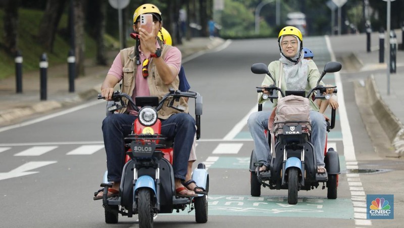 Suasana saat libur sekilah di Taman Mini Indonesia Indah (TMII), Jakarta, Rabu (24/12/2025). (CNBC Indonesia/Tri Susilo)