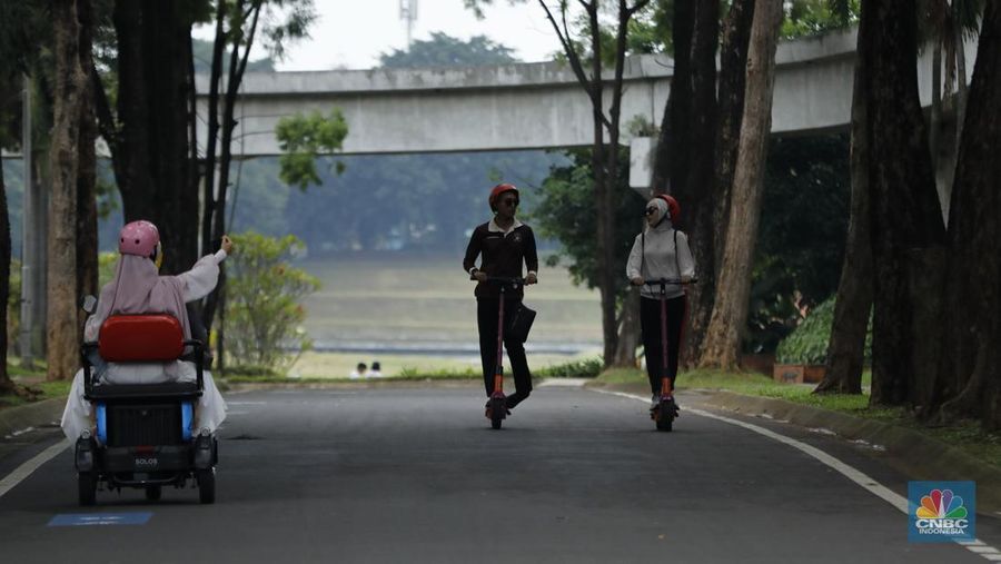 Suasana saat libur sekilah di Taman Mini Indonesia Indah (TMII), Jakarta, Rabu (24/12/2025). (CNBC Indonesia/Tri Susilo)
