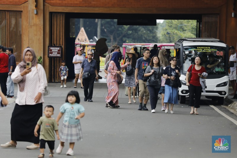 Suasana saat libur sekilah di Taman Mini Indonesia Indah (TMII), Jakarta, Rabu (24/12/2025). (CNBC Indonesia/Tri Susilo)