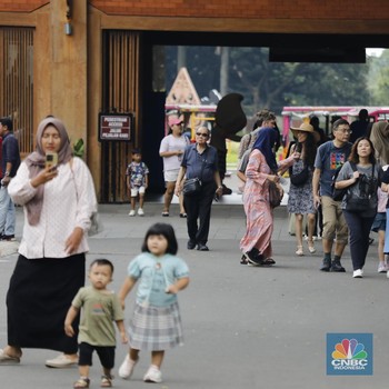 Libur Nataru Tiba, Ribuan Warga Padati Taman Mini Indonesia Indah