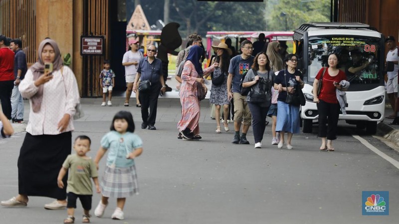 Suasana saat libur sekilah di Taman Mini Indonesia Indah (TMII), Jakarta, Rabu (24/12/2025). (CNBC Indonesia/Tri Susilo)