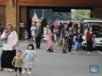 Libur Nataru Tiba, Ribuan Warga Padati Taman Mini Indonesia Indah