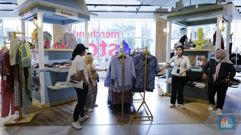 Suasana saat libur sekilah di Taman Mini Indonesia Indah (TMII), Jakarta, Rabu (24/12/2025). (CNBC Indonesia/Tri Susilo)