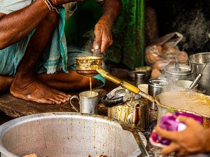 Tak Tamat Sekolah, Wanita Ini Bisa Bangkit Lewat Usaha Teh Kaki Lima
