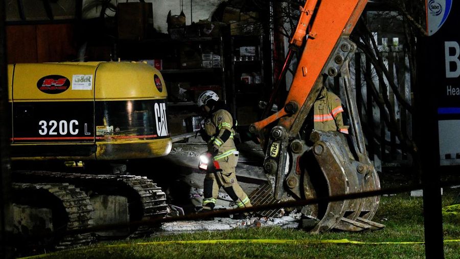 Seorang petugas polisi menjaga agar jalan tetap aman bagi petugas pertolongan pertama setelah ledakan gas dan kebakaran yang diduga menyebabkan kerusakan besar pada panti jompo Silver Lake Healthcare Center di Bristol, Pennsylvania, AS, 23 Desember 2025, dalam gambar diam dari video. (Lacey Latch/USA Today Network via REUTERS)