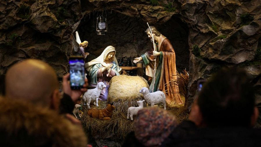 Believers hold electric candles during a Christmas Mass at Indonesia Arena stadium in Jakarta, Indonesia, December 24, 2025. REUTERS/Ajeng Dinar Ulfiana