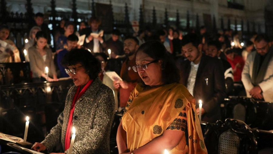Believers hold electric candles during a Christmas Mass at Indonesia Arena stadium in Jakarta, Indonesia, December 24, 2025. REUTERS/Ajeng Dinar Ulfiana
