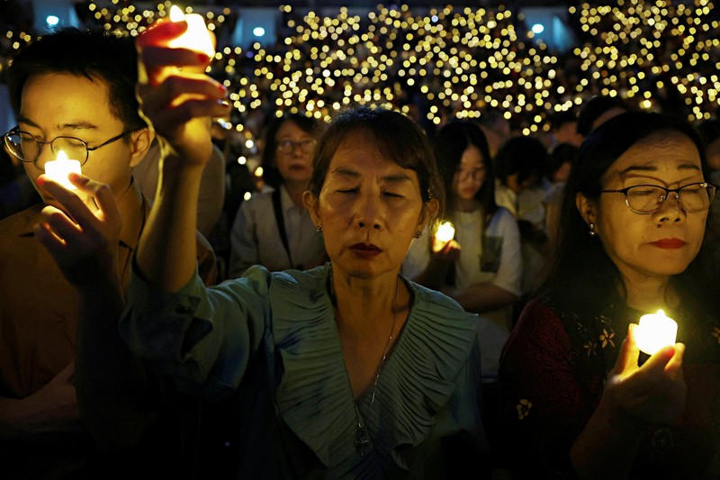 Believers hold electric candles during a Christmas Mass at Indonesia Arena stadium in Jakarta, Indonesia, December 24, 2025. REUTERS/Ajeng Dinar Ulfiana
