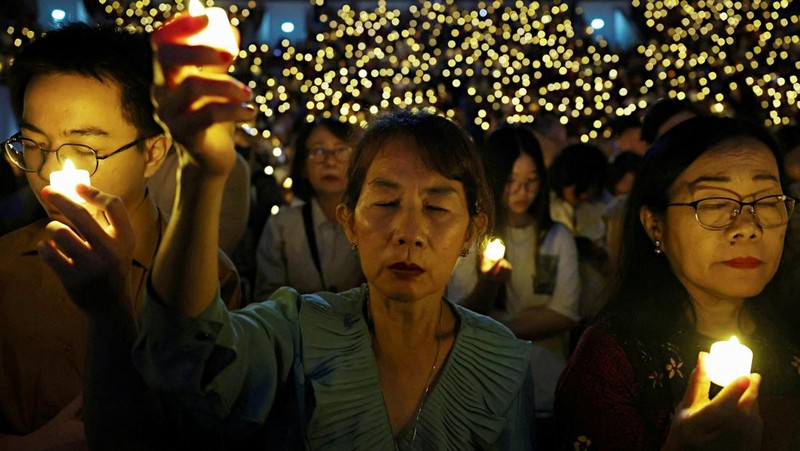 Believers hold electric candles during a Christmas Mass at Indonesia Arena stadium in Jakarta, Indonesia, December 24, 2025. REUTERS/Ajeng Dinar Ulfiana