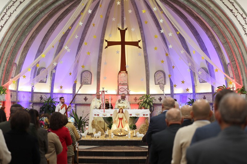 Believers hold electric candles during a Christmas Mass at Indonesia Arena stadium in Jakarta, Indonesia, December 24, 2025. REUTERS/Ajeng Dinar Ulfiana