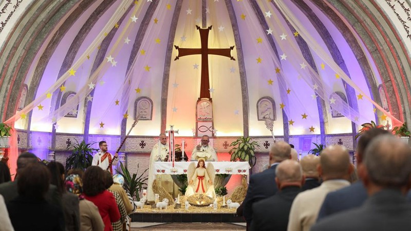 Believers hold electric candles during a Christmas Mass at Indonesia Arena stadium in Jakarta, Indonesia, December 24, 2025. REUTERS/Ajeng Dinar Ulfiana
