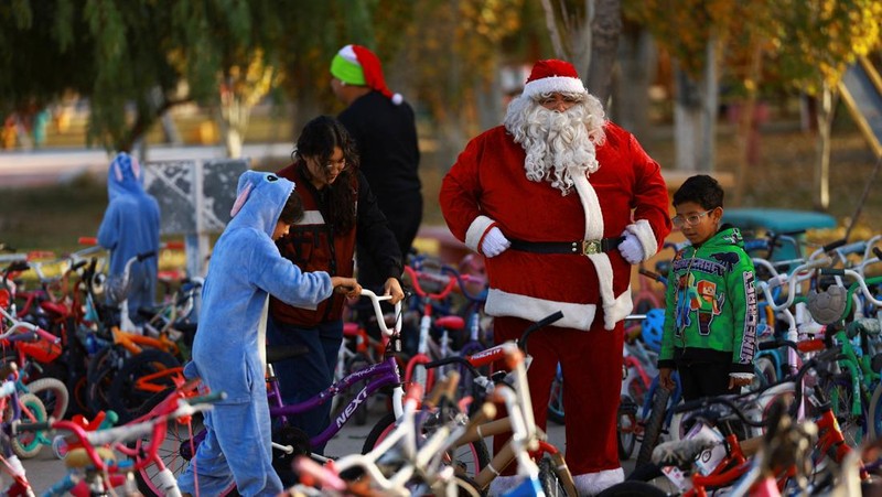 People dressed as Santa Claus ride their motorcycles through Barcelona, Spain, December 21, 2025. REUTERS/ Bruna Casas