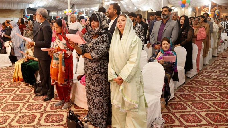 Believers hold electric candles during a Christmas Mass at Indonesia Arena stadium in Jakarta, Indonesia, December 24, 2025. REUTERS/Ajeng Dinar Ulfiana