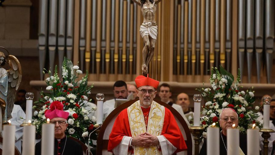 Believers hold electric candles during a Christmas Mass at Indonesia Arena stadium in Jakarta, Indonesia, December 24, 2025. REUTERS/Ajeng Dinar Ulfiana