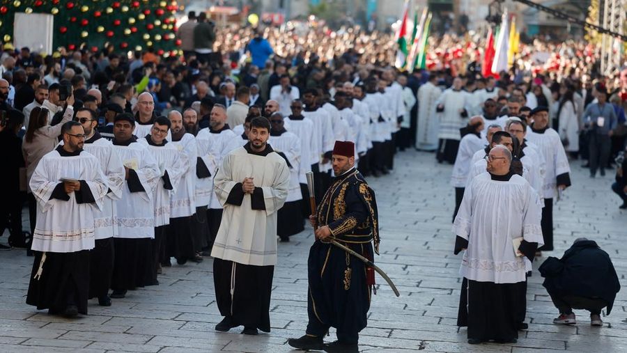 Palestinian scouts parade at Manger Square outside the Church of the Nativity in Bethlehem, in the Israeli-occupied West Bank, on Christmas Eve, December 24, 2025. REUTERS/Ammar Awad