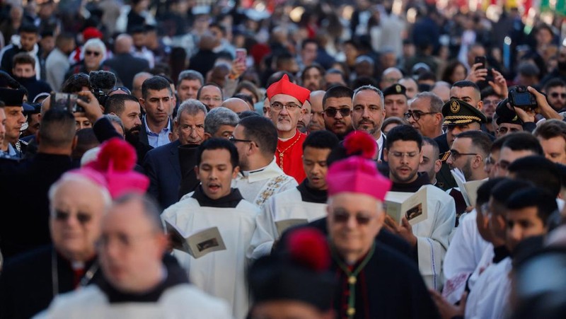 Palestinian scouts parade at Manger Square outside the Church of the Nativity in Bethlehem, in the Israeli-occupied West Bank, on Christmas Eve, December 24, 2025. REUTERS/Ammar Awad