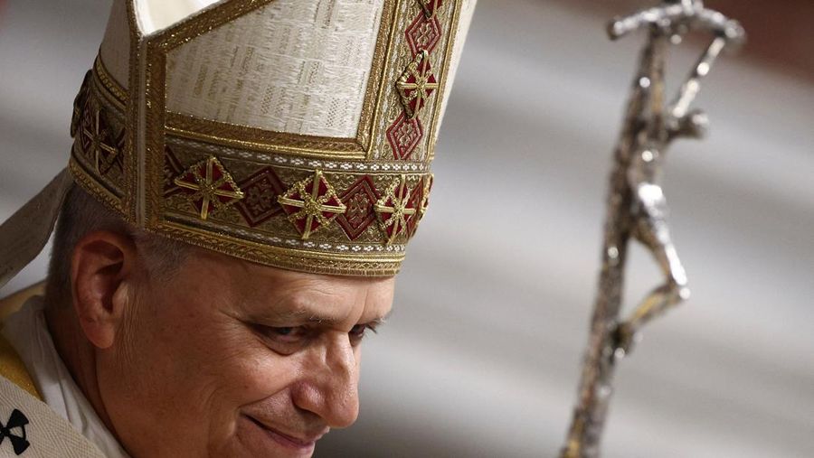 Believers hold electric candles during a Christmas Mass at Indonesia Arena stadium in Jakarta, Indonesia, December 24, 2025. REUTERS/Ajeng Dinar Ulfiana