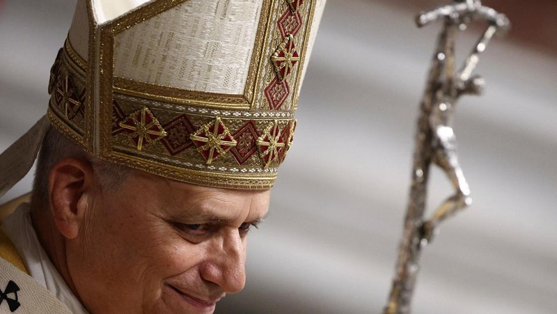 Believers hold electric candles during a Christmas Mass at Indonesia Arena stadium in Jakarta, Indonesia, December 24, 2025. REUTERS/Ajeng Dinar Ulfiana