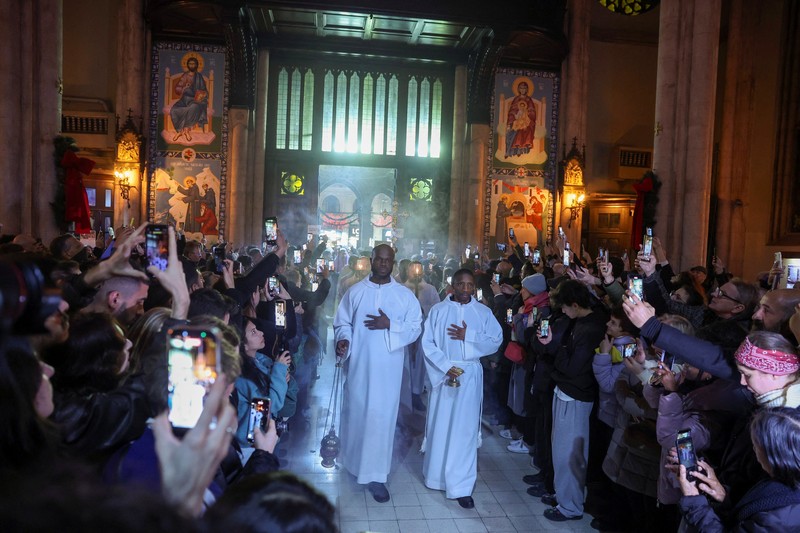 Believers hold electric candles during a Christmas Mass at Indonesia Arena stadium in Jakarta, Indonesia, December 24, 2025. REUTERS/Ajeng Dinar Ulfiana