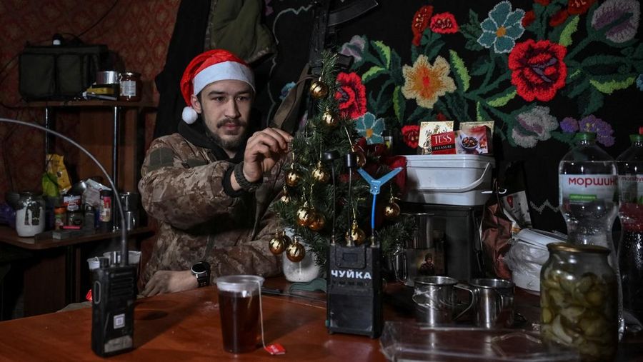 Believers hold electric candles during a Christmas Mass at Indonesia Arena stadium in Jakarta, Indonesia, December 24, 2025. REUTERS/Ajeng Dinar Ulfiana