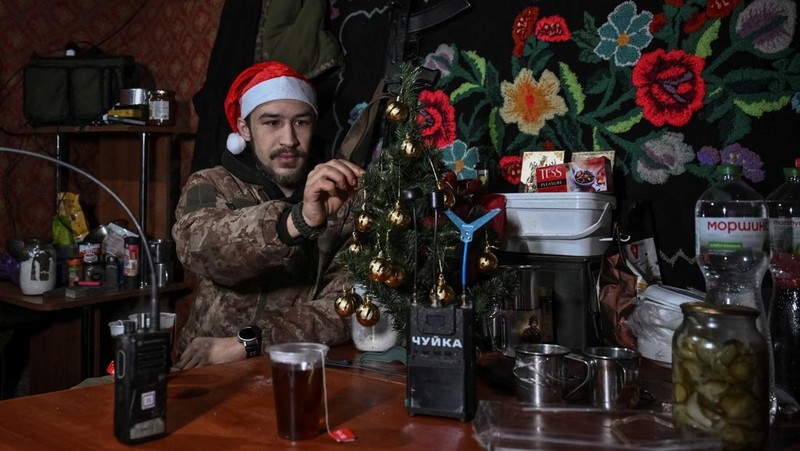 Believers hold electric candles during a Christmas Mass at Indonesia Arena stadium in Jakarta, Indonesia, December 24, 2025. REUTERS/Ajeng Dinar Ulfiana