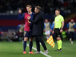 Hansi Flick Tak Punya Masalah dengan De Jong