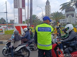 Cerita Mang Apip dari Sekuriti Jadi Joki Jalur Resmi di Puncak Bogor