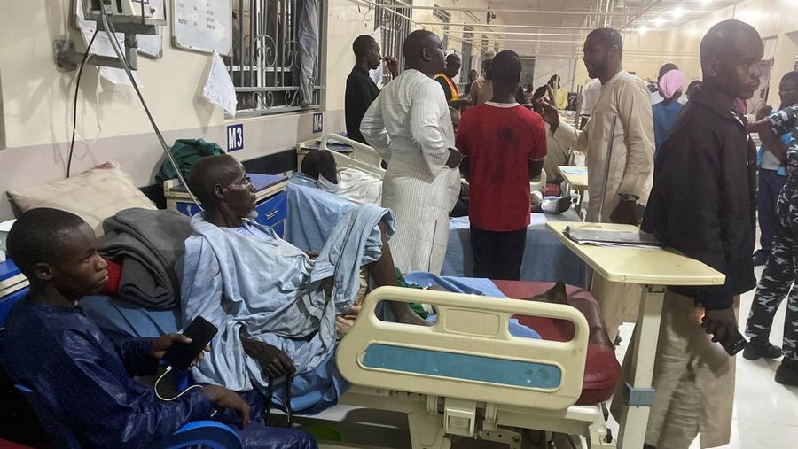 Sejumlah korban ledakan yang terluka saat salat Maghrib di sebuah masjid menerima perawatan di Rumah Sakit Spesialis Negara Bagian Borno di Maiduguri, Negara Bagian Borno, Nigeria, 24 Desember 2025. REUTERS/Ahmed Kingimi