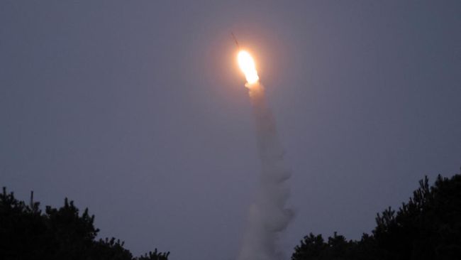 Jelang Akhir Tahun, Kim Jong Un Pamer Uji Rudal Jarak Jauh ke Laut