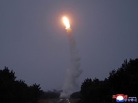 Jelang Akhir Tahun, Kim Jong Un Pamer Uji Rudal Jarak Jauh ke Laut