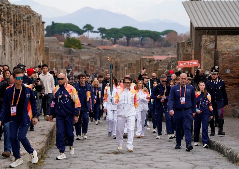 Olympics - 2026 Milano-Cortina Winter Olympics - 2026 Milano-Cortina Winter Olympics Torch Relay - Pompeii, Italy - December 22, 2025 Torchbearer actor Jackie Chan reacts during the torch relay REUTERS/Matteo Ciambelli