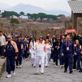Potret Jackie Chan Bawa Obor Olimpiade Lewati Kota Kuno Pompeii