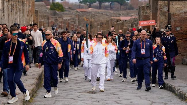 Potret Jackie Chan Bawa Obor Olimpiade Lewati Kota Kuno Pompeii