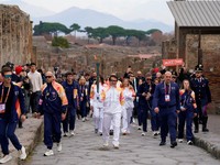Potret Jackie Chan Bawa Obor Olimpiade Lewati Kota Kuno Pompeii