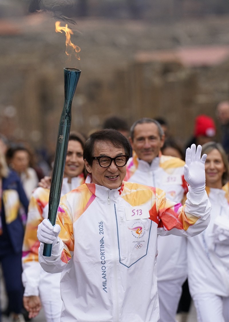 Olympics - 2026 Milano-Cortina Winter Olympics - 2026 Milano-Cortina Winter Olympics Torch Relay - Pompeii, Italy - December 22, 2025 Torchbearer actor Jackie Chan reacts during the torch relay REUTERS/Matteo Ciambelli