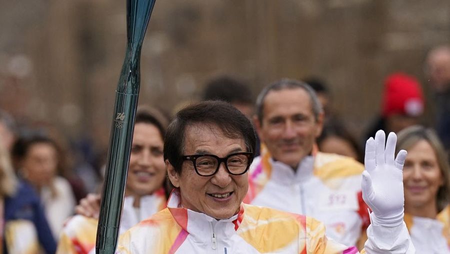 Olympics - 2026 Milano-Cortina Winter Olympics - 2026 Milano-Cortina Winter Olympics Torch Relay - Pompeii, Italy - December 22, 2025 Torchbearer actor Jackie Chan reacts during the torch relay REUTERS/Matteo Ciambelli