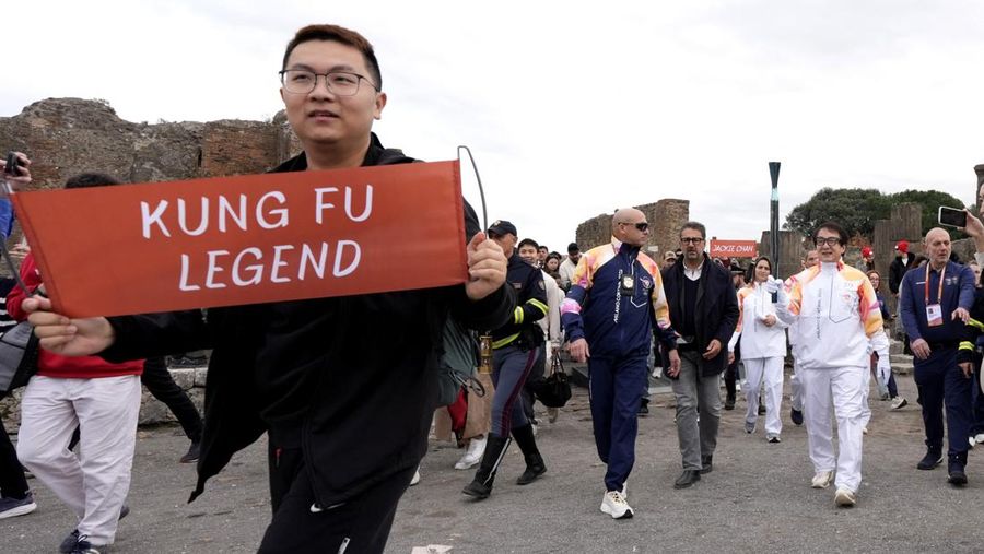Olympics - 2026 Milano-Cortina Winter Olympics - 2026 Milano-Cortina Winter Olympics Torch Relay - Pompeii, Italy - December 22, 2025 Torchbearer actor Jackie Chan reacts during the torch relay REUTERS/Matteo Ciambelli