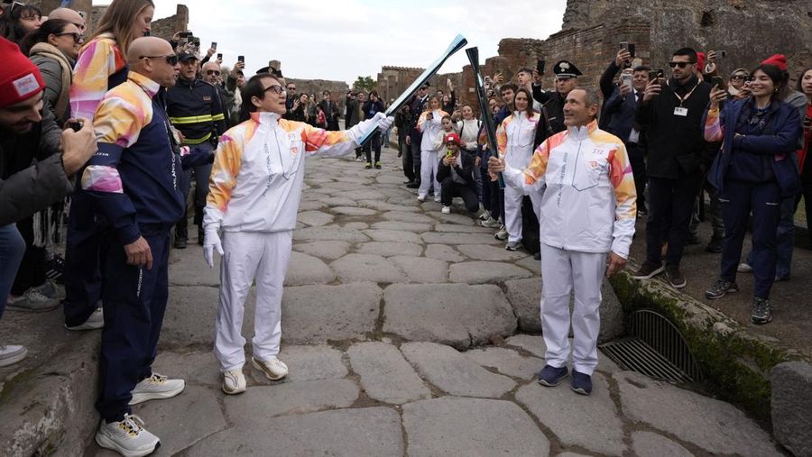 Olympics - 2026 Milano-Cortina Winter Olympics - 2026 Milano-Cortina Winter Olympics Torch Relay - Pompeii, Italy - December 22, 2025 Torchbearer actor Jackie Chan reacts during the torch relay REUTERS/Matteo Ciambelli