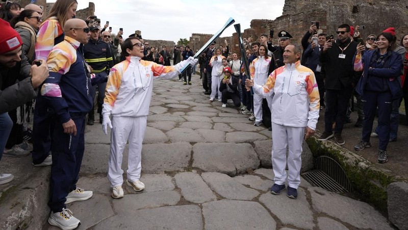 Olympics - 2026 Milano-Cortina Winter Olympics - 2026 Milano-Cortina Winter Olympics Torch Relay - Pompeii, Italy - December 22, 2025 Torchbearer actor Jackie Chan reacts during the torch relay REUTERS/Matteo Ciambelli