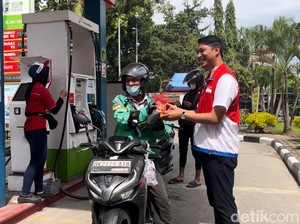 Kejutan Natal di SPBU Medan, Pengendara Dapat Hampers Gratis dari Pertamina