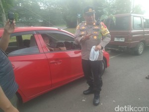 Libur Nataru, Wisatawan Dibekali Bibit Pohon Saat ke Puncak