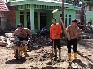 Polisi dan Warga Kompak Singkirkan Lumpur-Kayu Sisa Banjir di Gayo Aceh