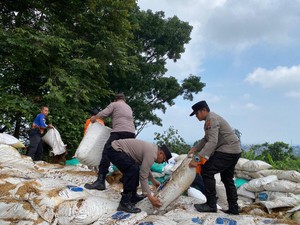 Polres Mojokerto dan Relawan Perkuat Jalur Penyelamat Pacet-Cangar