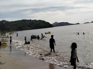 Nikmati Libur Natal, Ratusan Anak-anak Padati Pantai Pede Labuan Bajo