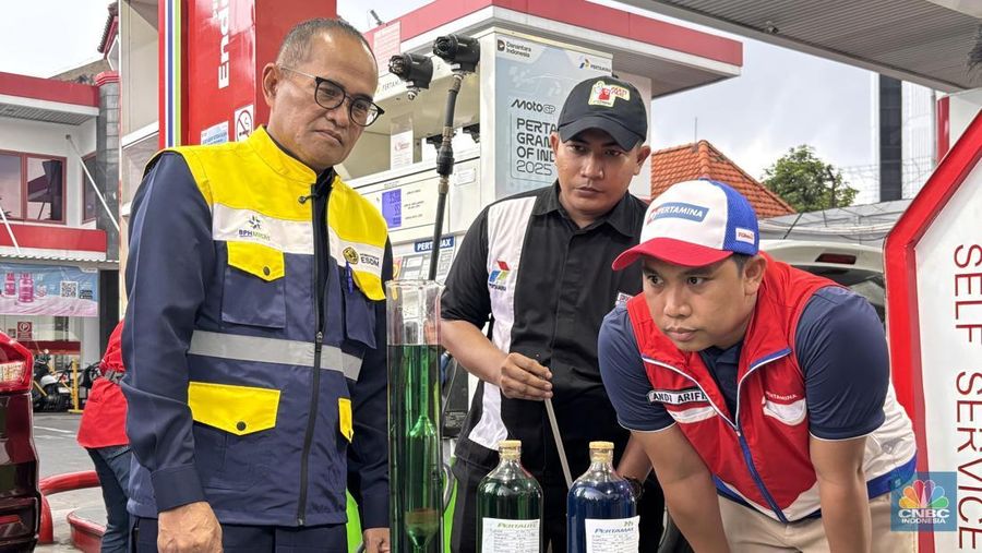 Sample BBM Pertalite (RON 90) dan Pertamax (RON 92) di SPBU Surabaya. Kamis (25/12/2025). (CNBC Indonesia/Firda)