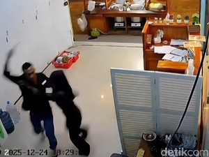Cemburu Buta, Jukir Bandung Ngamuk Acungkan Golok di Kios Bakso