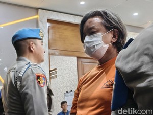 Momen Lansia di Bandung Hindari Rentetan Tembakan Pria Berjaket Ojol